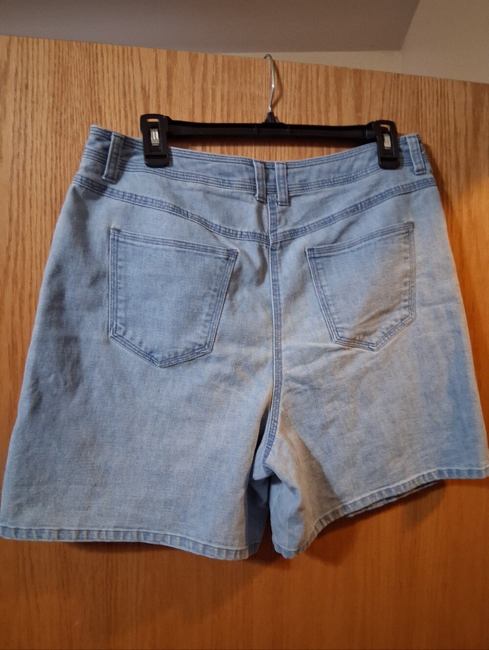 Talbots vintage women’s denim shorts in a light wash blue. Size  14 , - Picture 5 of 6